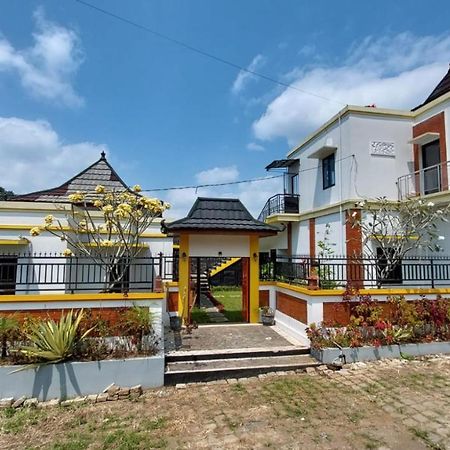 Pool Villa Saung Suluh Purwokerto Buitenkant foto