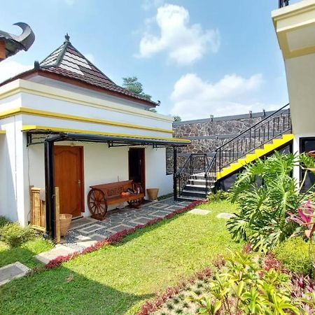 Pool Villa Saung Suluh Purwokerto Buitenkant foto